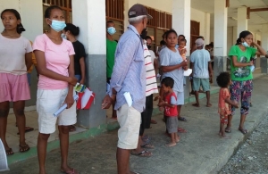 Familia vitima inundasaun iha sentru evakuasaun 4 de Setembru UNAMET Balide Dili, hein hela atu SEPS atu re-integra ba sira nia hela fatin anterior. Foto: Saturnina/Independente.