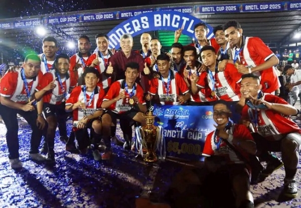 Ekipa Sinarmas selebra vitoria, hafoin sai kampiaun ba tasa futsal BNCTL epoka 2025. Foto:INDEPENDENTE/Vascolino