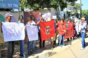 Traballador halo asaun hasoru casa vida ne&#039;ebe hapara sira husi servisu. Foto INDEPENDENTE