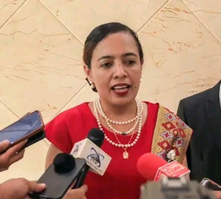 Vise Ministra rekoñese diplomata balun la hatene lian inglés