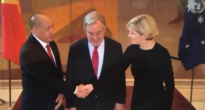 Ministru Adjuntu Primeiru Ministru, Agio Pereira ho Ministru Estranjeiru Australia Julie Bishop kaer liman hafoin asina akortu tratadu lina fronteira maritima, iha Nova Iorke, ne'ebe hetan sasin husi Sekretariu Jeral ONU, Antonio Guterres.