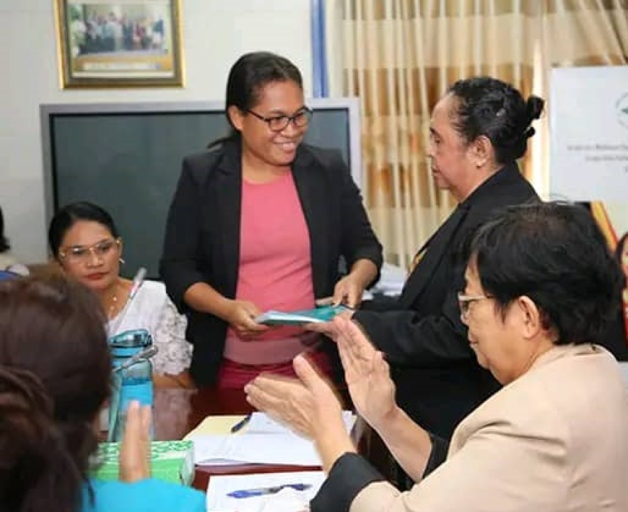 Prezidente Sesante GMPTL, Deputada Lidia Norberta dos Santos Martins, entrega relatoriu atividade V Lejizlatura nian ba Prezidente GMPTL atual, iha Parlamentu Nasional, (11/07). Foto:Media PN.