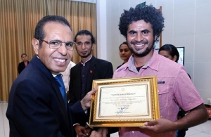 Eis PR atual PM Taur Matan Ruak Entrega Setifikadu Apreco ba Jornalista Timor Post, Acacio Pinto. FOTO: Doc
