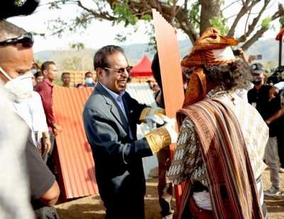 PM Taur, entrega kalen ba benifisiariu UKL+ iha Suku Wenunuk, Postu Administrativu Metinaro, Munisipiu Dili. Foto:Media Gabineti PM.