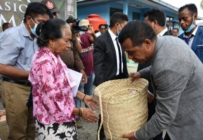 Sekretariu Estadu Meu-Ambiente fahe produtu loka liu husi programa sesta bazika. Foto Tempotimor.