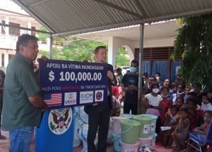 Embaixadór Estadu Unidas America (EUA), Kevin Blackstone ba Governu Timor-Leste, simbolikamente intrega fundus dollar amerika rihun $100 ba Sekretariu Estadu Protesaun Sivil (SEPS), Joaquim Gusmão, iha eskola 4 de Setembru UNAMET Balide, sesta ohin (9/4). Foto Camilio de Sousa/INDEPENDNETE