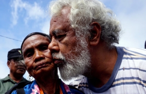 Xanana rein ferik ida nia hasan bainhira halo vizita ba Suku Mehara, Postu Administrativa Tutuala, Munisipiu Lautem. Foto kontribuidor 