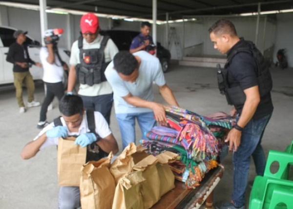 Autoridade Seguransa Polísia Nasionál Timor-Leste sura hela evidensia ne'ebé prende husi Komisariu CCLN Munisípiu Kovalima iha nia rezidensia aldeia Asu-maten Suku Debos Postu Administrativu Suai Munisipiu Kovalima Kuarta(19/02) FOTO: INDEPENDENTE/Domingos Gomes