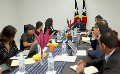 Ministra Negosiu Estranjeiru no Kooperasaun (MNEK), Adalzija Albertina dos Reis Magno ho ekipa ASEAN, aprezenta ba Primeiru Ministru (PM), Taur Matan Ruak, kona-ba preparasaun Timor-Leste (TL) nia adezaun ba ASEAN. Foto:Media Gab.PM.