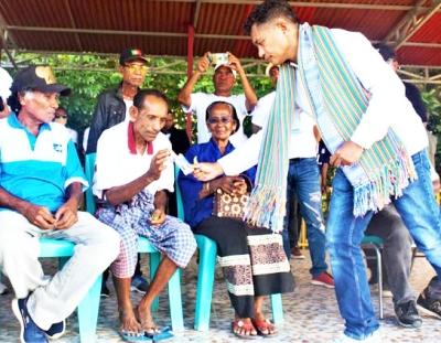 Kandidatu Presidente Mariano Assanami Sabino fahe hela sigaru lolon ba ferik katuas sira iha ambitu kampanya. Foto Independente.