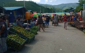 Komunidade sira faan hela sira nia produtu iha merkadu Taibesi. Foto: Independente