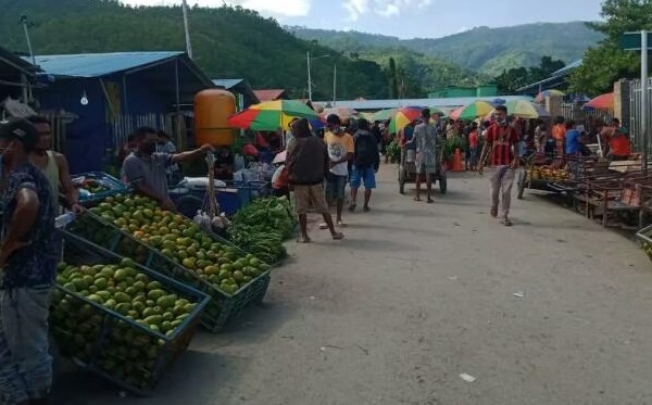 Komunidade sira faan hela sira nia produtu iha merkadu Taibesi. Foto: Independente