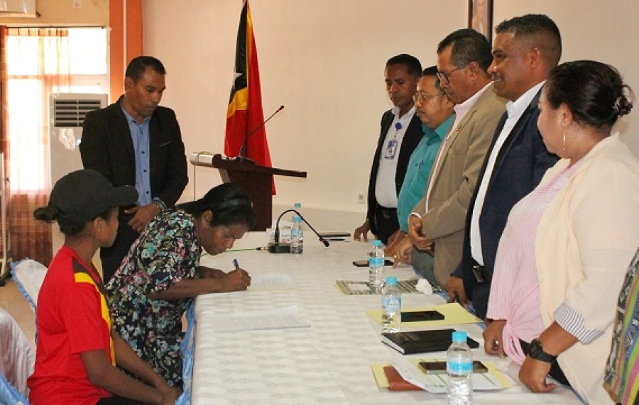 Molok aranka ba servisu iha Australia, traballador Timor oan hamutuk ema na’in 73 asina deklarasaun ho Sekretariu Estadu Formasaun Profesional no Empregu (SEFOPE) liu husi Diresaun Nasional Empregu no Estranjeiru (DNEE). Foto:Media SEFOPE-DNEE.