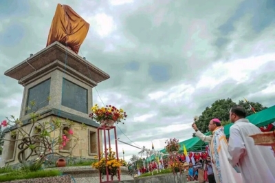 Bispo Dioseze Baukau hamutuk ho Monseñor Marco Sprizzi halo leitura da rekonsiliasaun hodi fó bensa ba monomentu sira hanesan, Monumentu Arautus  Evangellu, Monumentu Paz no Rekonsiliasaun ne'ebé harii iha Munisípiu Manatuto iha tinan 2017. Foto:INDEPENDENTE.