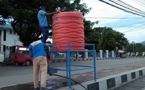 Ministériu Obras Públikas (MOP), husi Direnasaun Jerál Água no Saneamentu (DGAS) liu husi ekipa Task Force Diresaun Nasionál Servisu Água (DNSA) solda no monta tanki fase liman iha dalan protokolu iha Mandarin no terminál CCD, Merkadu Lama, Dili. Foto esp.