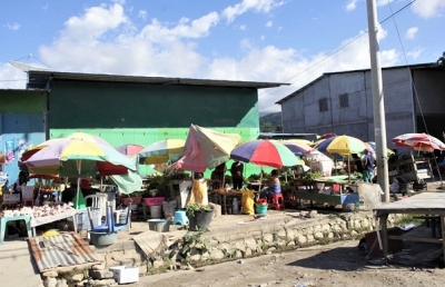 Negosiante Modo iha Dalan Ninin Terminal Tasi Tolu. Foto INDEPENDENTE/Jonio da Coosta