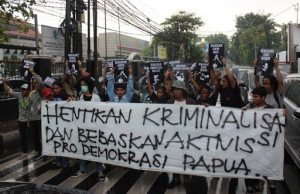 Asaun iha Tribunál Jakarta nia oin, hodi ezijé fó liberdade ba ativista Papua husi prizaun preventiva, hafoin prosesu julgamentu,(20/12/2019). Foto: sejuk.org.