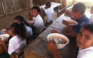 Estudante sira sira han hela husi programa merenda escolar