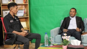 Jornalista Televizaun INDEPENDENTE halo hela entrevista esklusiva ho Diretór Jerál Servisu Notariado, João Fernando Martins Borges, iha Programa Ko&#039;alia Sai, iha Studio 2 INDEPENDENTE, Hudi Laran, Dili, (29/11/23). FOTO:INDEPENDENTE.