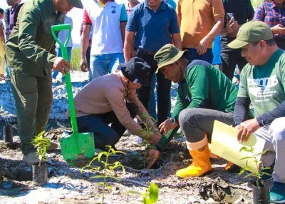 Sekretáriu Estadu Floresta (SEF) hamutuk ho Autoriedade no komunidade Metinaro selebra loron mundial ai-parapa hodi kuda ai-parapa hamutuk atus rua (200) iha Suku Sabuli, Postu Administrativu Metinaro, Munisipiu Dili. Foto:Media Gabineti SEF.