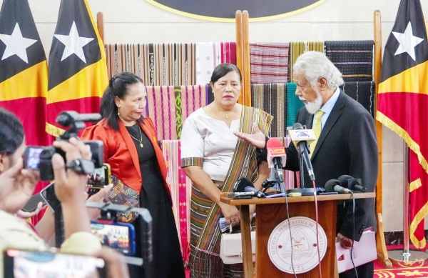 Primeiru Ministru, Kay Rala Xanana Gusmão, hamutuk ho Vise Ministra Finansas foun, Regina de Sousa, no Ministra Finansas, Santina Cardoso, koalia ho jornalista sira hafoin serimonia posse, iha Palasiu Prezidensia Bairo-pite, Kinta (12/02). FOTO: media GPM.