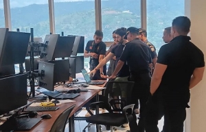 Ekipa Konjunta kompostu husi Polísia Nasional Timor-Leste (PNTL) liu-husi Diresaun Servisu Investigasaun Kriminál (DSIK) hamutuk ho Polísia Sientifika Investigasaun Kriminál (PCIC), Forensik no Servisu Migrasaun, hala’o inspesaun ba empreza Kapitál Venturas Timor (CVT) ne’ebé deskonfia pratika jogu online. Foto:INDEPENDENTE/Kontribuente