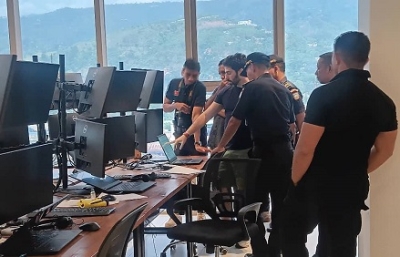 Ekipa Konjunta kompostu husi Polísia Nasional Timor-Leste (PNTL) liu-husi Diresaun Servisu Investigasaun Kriminál (DSIK) hamutuk ho Polísia Sientifika Investigasaun Kriminál (PCIC), Forensik no Servisu Migrasaun, hala’o inspesaun ba empreza Kapitál Venturas Timor (CVT) ne’ebé deskonfia pratika jogu online. Foto:INDEPENDENTE/Kontribuente