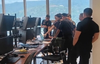 Ekipa Konjunta kompostu husi Polísia Nasional Timor-Leste (PNTL) liu-husi Diresaun Servisu Investigasaun Kriminál (DSIK) hamutuk ho Polísia Sientifika Investigasaun Kriminál (PCIC), Forensik no Servisu Migrasaun, hala’o inspesaun ba empreza Kapitál Venturas Timor (CVT) ne’ebé deskonfia pratika jogu online. Foto:INDEPENDENTE/Kontribuente