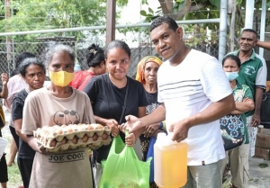 Komunidade husi Aldeia hitu, iha Suku Bairu Pite, Postu Administrativu Dom Aleixo, Munisipiu Dili,  simu ona sesta bázika husi Empreza K2K Correia 83 Unipessoal Lda. Foto: Media Gab. MTCI.