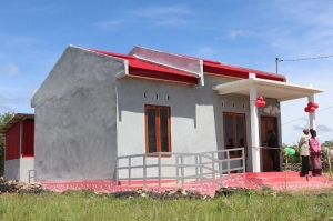 Benifisiariu ba Uma Naroman ba Povu hamriik hela iha Uma oin hein Ministru MAE Miguel Pereira de Carvaho ho komitivas atu mai halo inaugurasaun ba uma refere, iha Aldeia Ira'ono, Suku Kom, Postu Administrativu Lautem, Munisipiu Lautem. Foto:INDEPENDENTE. 