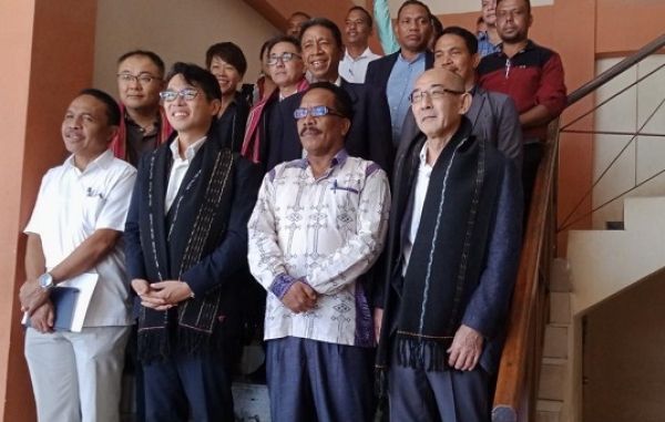 Prezidente Kompañia CWP Global husi Japaun, Kon Yosuke, hasai foto hamutuk ho Sekretariu Estadu Formasaun Profesional no Empregu, Alarico do Rosario,  ho nia diretór sira, iha edifisiu SEFOPE, kuarta ne’e (21/09). Foto:Agustino/INDEPENDENTE.