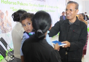 PM Taur Matan Ruak entrega konta bankaria ba benifisiariu BdM-JF, iha Munisipiu Ainaro. Foto:Media Gab. MSSI.
