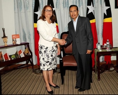 Embaxadora Timor-Leste ba Austrália, Ines de Almeida, hasoru malu ho Primeiru Ministru Taur Matan Ruak, iha rezisténsia PM, Farol, tersa (20/09). Foto:Media Gabineti PM.