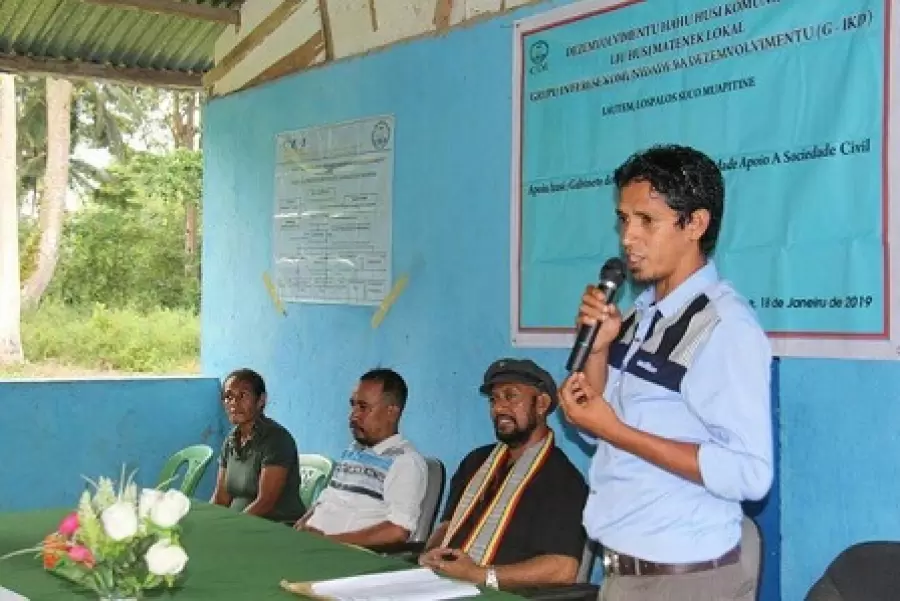 Xefe Suku Muapitine L&iacute;vio Mendes halo intervensaun iha semin&aacute;riu "Transformasaun Matenek lok&aacute;l husi Jerasaun tuan ba jerasaun foun".  FOTO: doc