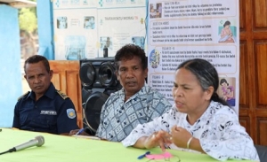 Reprezentante Ministériru Saúde, Agusta Amaral no mos Seguransa PNTL Sensibiliza Informasaun ba Komunidade Kailaku hodi Kombate Moras Hadaet, iha  sede suku Meligo, Postu Administrativu Kailaku, Kuarta (22/11). Foto: INDEPENDENTE/Adelaide.
