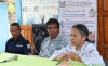 Reprezentante Ministériru Saúde, Agusta Amaral no mos Seguransa PNTL Sensibiliza Informasaun ba Komunidade Kailaku hodi Kombate Moras Hadaet, iha  sede suku Meligo, Postu Administrativu Kailaku, Kuarta (22/11). Foto: INDEPENDENTE/Adelaide.