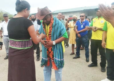 Apoiante Feto tara tais ba kandidatu Anacleto, iha Maukata, Covalima, kinta (9/3). Foto Independente