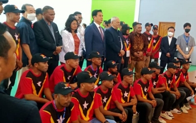 Traballadór na’in 111 ne’ebé atu ba servisu iha Korea Súl, hasai foto hamutuk ho Prezidente Repúblika José Ramos Horta, Sekretariu Estadu Formasaun Profesional no Empregu, Alarico do Rosário, Diretor DNEE, Filomeno Soares no mós Parseiru Internasional sira. Foto: Agustino/INDEPENDENTE. 