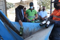 SEATOU Germano Santa Brites hamutuk ho jerente Kompañia Caltech tau hela lixu hanesan botir mamuk ba iha makina produsaun lixu nian, iha Kompañia Caltech, Baduku, Komoro, Dili, Tersa ne’e (24/06/25). Foto:INDEPENDENTE