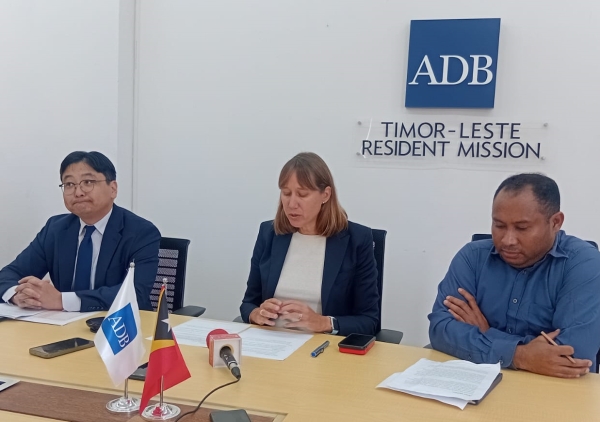 Diretóra Ezekutiva Banku Dezenvolvimentu Aziátiku, Stefania Dina, Akompaña husi Ekonomista ADB iha Timor-Leste, Bold Sandagdorg halo anunsiu ba relatoriu ekonómiku Pais Asia no Pasifiku, iha edifísiu ADB Kolmera, Sexta (10/04). FOTO: Vascolino Germano