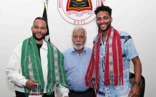 Artista Calema hasoru malu ho PM Xanana iha Palasiu Governu, Dili, foin lalais ne'e. Foto: Media GPM. 