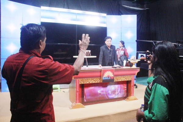 Sekretáriu Estadu Komunikasaun Sosiál, Expedito Loro Dias Ximenes, ho reprezentante instituisaun media 10 iha Timor-Leste hala’o vizita ba Bali TV, Denpasar, Kinta (15/01). FOTO: INDEPENDENTE/Jorgino dos Santos.