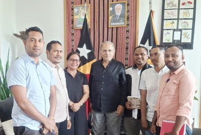 Jerente media  Jornal INDEPENDENTE, Timor Post, Suara Timor Lorosa’e (STL), no Dili Post, hasoru Prezidente Repúbloka, José Ramos Horta, iha palasiu prezidensial, Bairo-Pité, Kuarta (25/03). FOTO: kontribuente