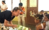 Embaixadór Nova Zelándia iha Timor-Leste Helen Jane Tunnah, distribui revista lafaek ba estudante EBF 1,2 siklu Weclese, Postu Administrativu Balibo, Munisipiu Bobonaro. Foto: CARE TL.