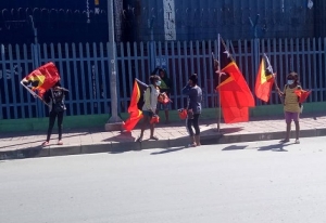 ema ne&#039;ebe faan hela Bandeira RDTL iha estrada ibun besik Palasiu Governu. Foto: Novencio do Carmo Vieira.