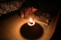 Alin feto ida estuda ho lilin de’it tanba eletrisidade mate. Foto: Google. 