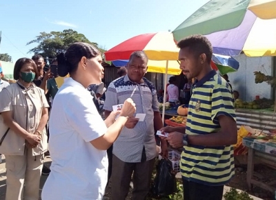 Kandidata PR 2022-2027, Izabela Ferreira halo kampanha dor to dor iha merkadu Likisa Vila, Sabdu (12/3). Foto Independente