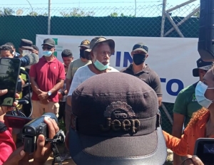 Xanana halo protestu hasori SIJK, iha Izolamentu Vera Crus Dili, segunda (12/4). Foto Saturnina da Costa/Independente