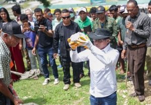 Vise Primeiru Ministru no Ministru Koordenadór Assuntu Sosiais no Ministru Dezenvolvimentu Rural Habitasaun Komunitaria (VPM MKAS-MDRHK) Mariano Assanami Sabino, hatúr fatuk da-huluk ba konstrusaun Sentru Siviku Kulturál Saudozu Nino Konis Santana, ne&#039;ebe hanesan prinsípiu luta dor tenke sivilizadu. (08/03/25). Foto:Media Gabinete PR.