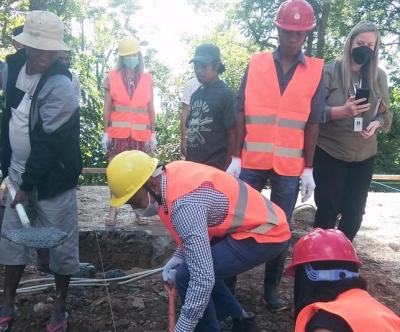 Diretor Jeral Dezenvolvimentu Rural, Rositu Guterres kaer kanuru suru hela masa ne'ebe kahur ona atu halo uma kbiit laek iha likisa (04/06). Foto:media DJDR